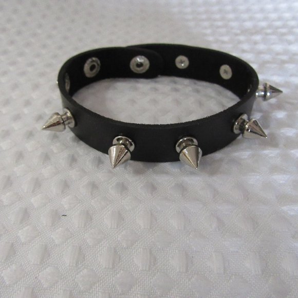 New with out tags - Black Goth Spiked Bracelet - Picture 1 of 3